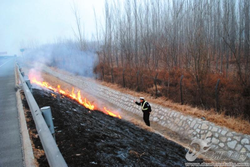 交警支隊高速民警在京臺高速將零星火點撲滅