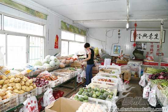 顧客在小申便民市場(chǎng)整齊的貨柜前選購食品。記者 張睿 攝