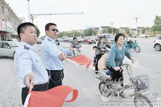 夏津縣地稅局機(jī)關(guān)黨員協(xié)助交警指揮交通