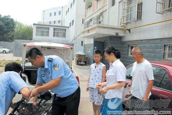 刑警大隊城南中隊民警將市民的自行車送到小區(qū)樓下。