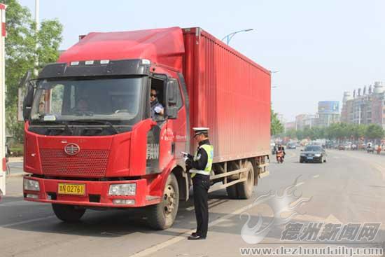 民警嚴(yán)查通行車輛。